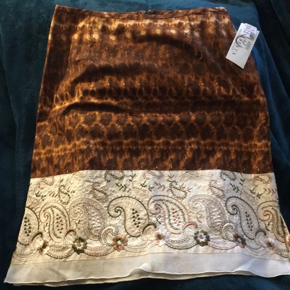Work of art skirt. Cool tie-dye in brown. Gorgeous embroidery. Pretty hem detail